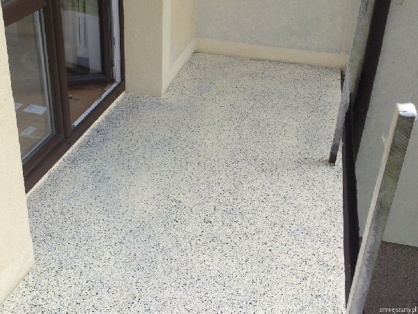 Oferujemy wysoko-elastyczne żywice poliuretanowe do wykonania posadzki żywicznej na powierzchni betonowego tarasu lub balkonu.Żywica poliuretanowa firmy Sika doskonale sprawdza się w warunkach klimatu panującego w naszym kraju - bardzo duże różnice temperatur lato/zima.System elastycznych powłok żywicznych oparty o Sikafloor 400N jest trwalszym rozwiązaniem niż zastosowanie płytek ceramicznych na tarasie / balkonie.Oferowane przez nasz pełno-elastyczne żywice na tarasy i balkony to produkt renomowanej firmy Sika, która słynie z elastycznych systemów hydro-izolacyjnych.Sika znana jest z najlepszych produktów pod względem elastyczności, przyczepności i izolacyjności.Zasadniczą barwną powłokę żywiczną Sikafloor 400N oferujemy w 6 kolorach. Całość zamyka bezbarwna żywica poliuretanowa Sikafloor 410. System można uzupełnić o grunt żywiczny na bazie żywicy epoksydowej Sikafloor 150 / Primer MB.Żywica poliuretanowa stanowi wierzchnią warstwę hydroizolacyjną i jednocześnie posadzkę dekoracyjną.Żywicę nakładamy wałkiem na suchy beton. Malowanie betonu na balkonie / tarasie musi się odbywać z należytą ostrożnością, aby nie umalować obszaru nie objętego zakresem prac (po związaniu materiału żywicę możemy usunąć tylko mechanicznie). W uproszczeniu można powiedzieć, że jest żywica Sikafloor 400N jest jak specjalistyczna farba do betonu do wykonania posadzki dekoracyjnej.Żywice sprzedajemy w metalowych wiadrach 6 i 18kg.Dostarczamy kurierem na terenie całego kraju!Nasi doradcy pomogą Ci skompletować twoje zamówienie i odpowiedzieć na pytania.Zamówienie możesz złożyć nawet przez telefon.Główne zalety poliuretanowych żywic opartych na Sikafloor 400N:=> 100% wodoodporna, bezszwowa, powłoka przypominająca gumę,=> bardzo wysoka elastyczność - rozciągliwość,=> mostkuje rysy i pęknięcia podłoża,=> kolorystyka! kolory do wyboru ze standardowego wzornika kolorów RAL,=> wykończenie gładkie, jednolita powierzchnia bez fug=> łatwe nanoszenie wałkiem malarskim lub pędzlem Naszych klientów zapraszamy na nasz sklep internetowy https://podlogi24.NETZnajdziecie tam Państwo między innymi żywice SikafloorU nas kupicie Państwo najlepsze systemy żywiczne na balkony i tarasy dostępne na rynkuZachęcamy do przeanalizowania naszej oferty.